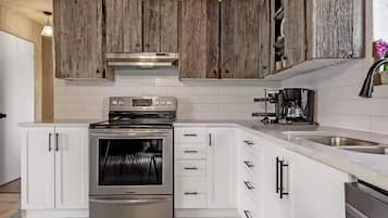Cottage, Lake View | Private kitchen
