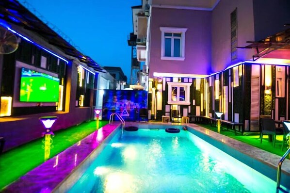 Outdoor pool - House 98 Apartment (Abuja)