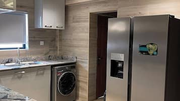 Deluxe Apartment, Balcony, City View | Private kitchen | Fridge, microwave, oven, stovetop