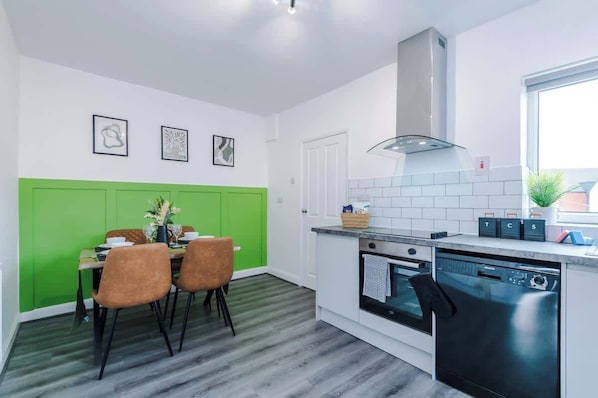 Réfrigérateur, four à micro-ondes, un four, surface de cuisson