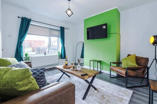 Sleek & Spacious 3BR - Family Stay W/ Free Parking