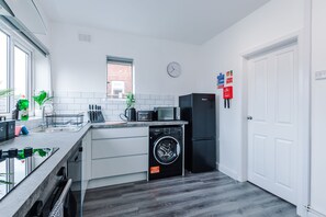 Refrigerador, microondas, horno y parrilla de estufa 