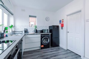 Réfrigérateur, four à micro-ondes, un four, surface de cuisson