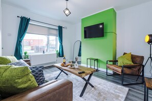 TV, books - NEW! The Acacia House Lodge|Modern & Stylish 3 Bed (Greater Manchester)