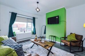 TV, books - NEW! The Acacia House Lodge|Modern & Stylish 3 Bed (Greater Manchester)