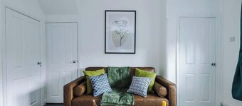 Sleek & Spacious 3BR - Family Stay W/ Free Parking