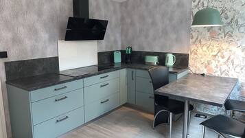 Kühlschrank, Mikrowelle, Ofen, Wasserkocher mit Kaffee-/Teezubehör