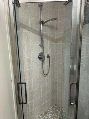 Ducha, artículos de higiene personal gratuitos, secador de pelo y bidé