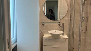 Een douche, gratis toiletartikelen, een haardroger, een bidet