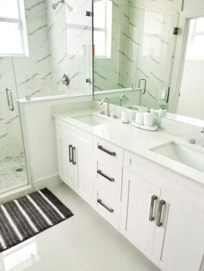 House, 4 Bedrooms, Pets allowed | Bathroom - The Cozy Palm House (Homestead)
