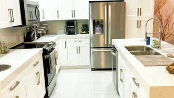 Casa, 4 habitaciones, se aceptan mascotas | Cocina privada | Artículos de limpieza y isla de cocina