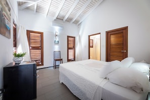 4 camere, postazione laptop, ferro/asse da stiro