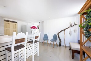Panoramic Apartment, 1 King Bed, Kitchenette, Garden View | Private kitchen