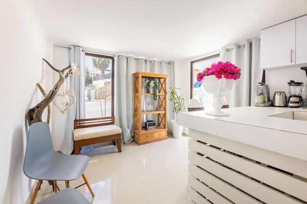 Panoramic Apartment, 1 King Bed, Kitchenette, Garden View | Living area