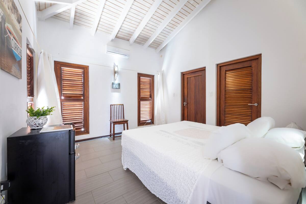 4 bedrooms, iron/ironing board, free WiFi