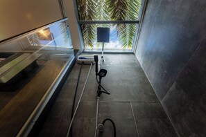 Panoramic Apartment, 1 King Bed, Kitchenette, Garden View | Bathroom | Shower, free toiletries, towels, soap