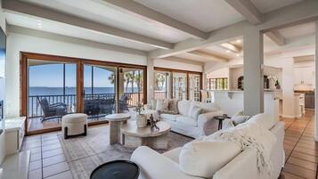 Smart-tv, eldstad, ett bordtennisbord och ett musikbibliotek