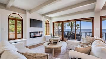 Smart-tv, eldstad, ett bordtennisbord och ett musikbibliotek