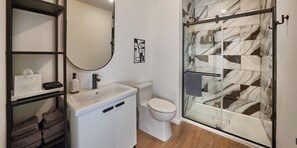 Hårtork, handdukar, tvål och schampo