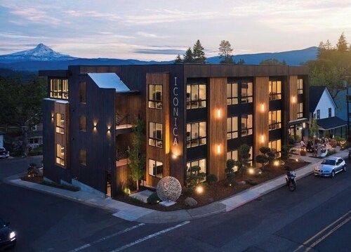 Two-bedroom suite, Mt Hood views, downtown White Salmon, suite 30