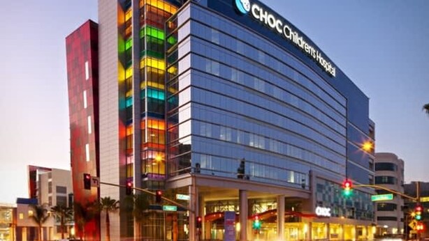 Un edificio moderno con un cartello che riporta la scritta "CHOCOLATE Children's Hospital".