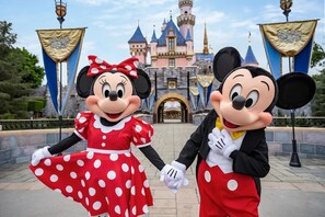 Mickey and Minnie Mouse in front of a castle. - New York Style Home 10 Minutes To SNA Disneyland (Santa Ana)