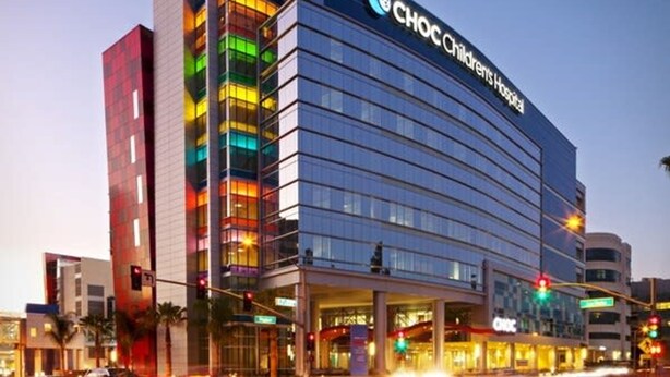 A multi-story building with the sign "CHOCOLATE Children's Hospital" on the top. - New York Style Home 10 Minutes To SNA Disneyland (Santa Ana)