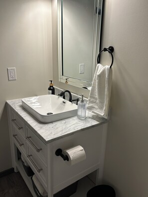 タオル、トイレットペーパー