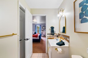 4 bedrooms, desk, iron/ironing board, WiFi