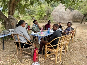 تناول الطعام بالخارج