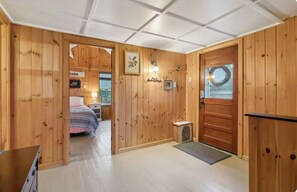 3 bedrooms, WiFi, bed sheets - Year-round 3-bedroom WATERFRONT Windham cabin with WiFi (Windham)