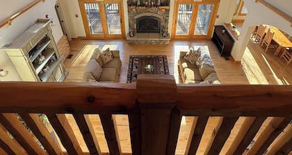 Beautiful 3-bedrm , 3.5 ba Log/Stone in Eminence MO. Will sleep up to 16 guests.