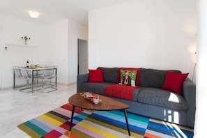 Smart TV - Iconic Stay Lagunillas  | 50 m2 Private Terrace (Málaga)