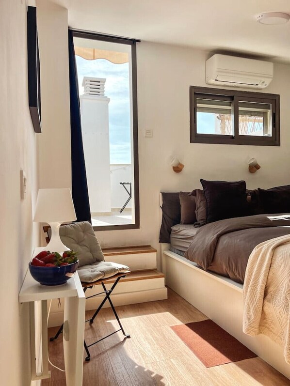 Desk, iron/ironing board, free WiFi, bed sheets