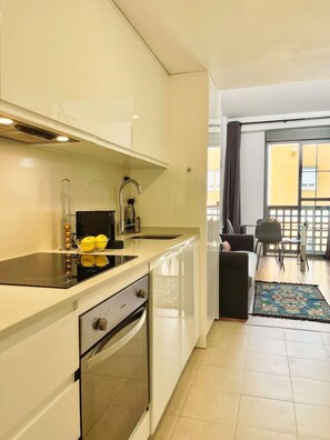 Fridge, oven, stovetop, coffee/tea maker