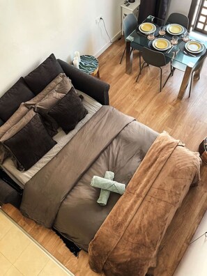 Bureau, fer et planche à repasser, Wi-Fi gratuit, draps fournis