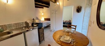 New cosy gîte with swimming pool in the south of the Lot