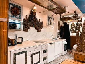 Réfrigérateur, four à micro-ondes, surface de cuisson, cafetiÚre-théiÚre