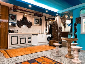 Réfrigérateur, four à micro-ondes, surface de cuisson, cafetiÚre-théiÚre