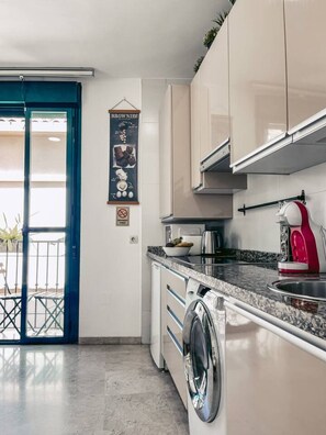 Mikrowelle, Herdplatte, Wasserkocher mit Kaffee-/Teezubehör, Toaster