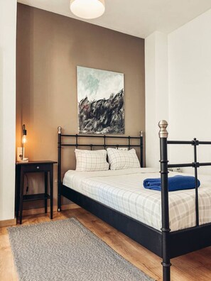 Escrivaninha, ferros/tábuas de passar roupa, Wi-Fi, roupa de cama