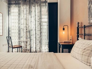 Desk, iron/ironing board, WiFi, bed sheets