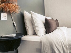 Een bureau, een strijkplank/strijkijzer, gratis wifi, beddengoed