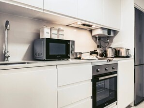 Réfrigérateur, four, plaque de cuisson, cafetière/bouilloire