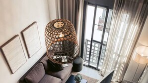 Ein modernes Wohnzimmer mit einer Couch, einem runden Tisch und einer Pendelleuchte.