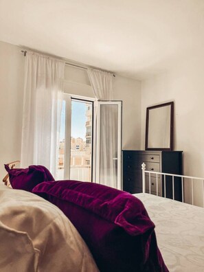 3 bedrooms, desk, iron/ironing board, free WiFi