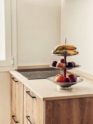 Een koelkast, een microgolfoven, een oven, een kookplaat