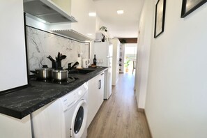 Mikrobølgeovn, kogeplade, køkkentøj/tallerkener/redskaber, spisebord