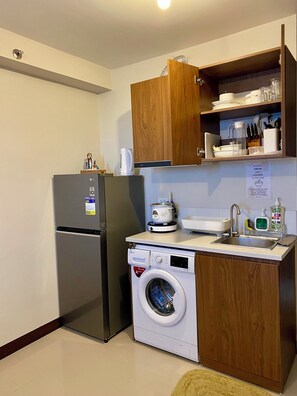Kühlschrank, Herdplatte, Wasserkocher, Kochgeschirr/Geschirr/Besteck
