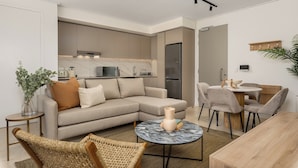 Una sala de estar moderna con sofá, mesa de centro y comedor.